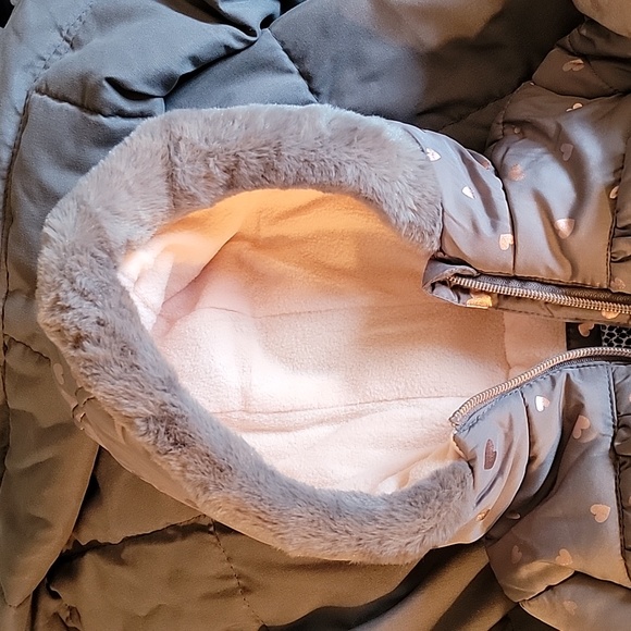Kensie Girl Baby Snowsuit Grey with metallic Pink Hearts Size 3/6M NWOT - Picture 5 of 6